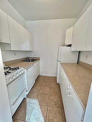 5th image of 170 E 83rd St APT 2N