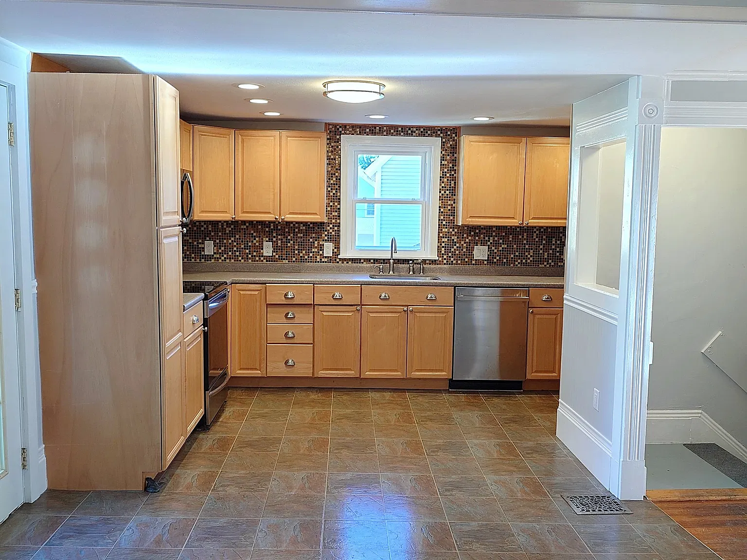 3 bed, 1.5 bath, 1150 sqft, $3,900 — Photo 3
