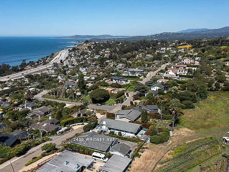 2430 Whitney Ave — Photo 32