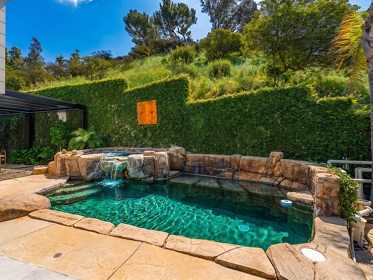 2450 Coldwater Canyon Dr — Photo 37