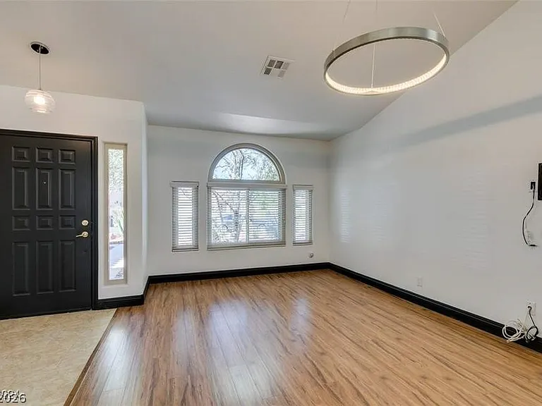 240 Honeywood St — Photo 7