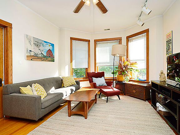 2nd image of 3814 N Hoyne Ave #2