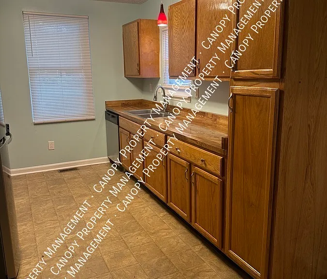 724 Charles Ave — Photo 3