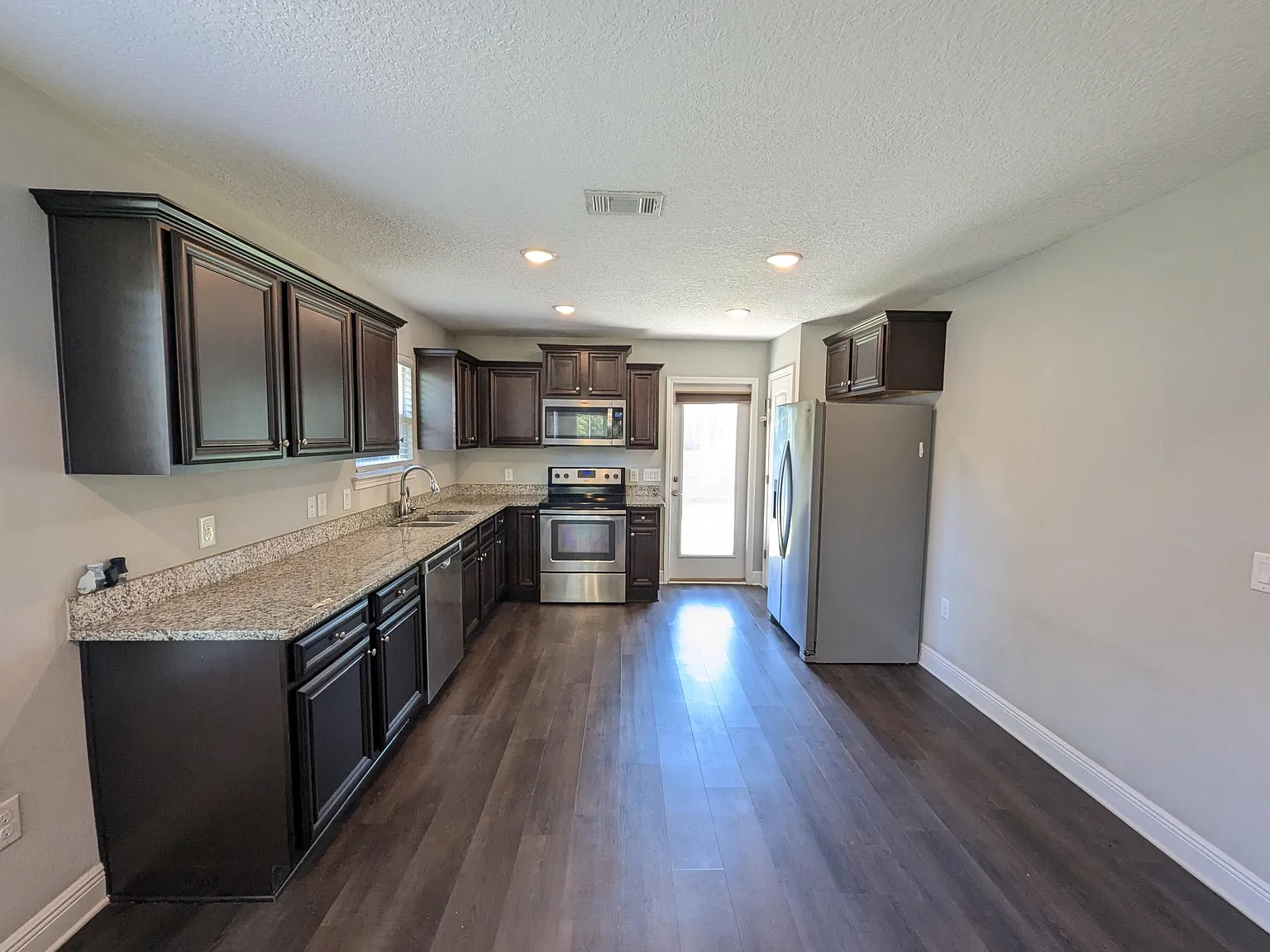 3 bed, 1210 sqft, $1,870 — Photo 4