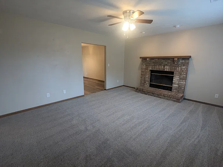 803 Plankway Dr — Photo 2