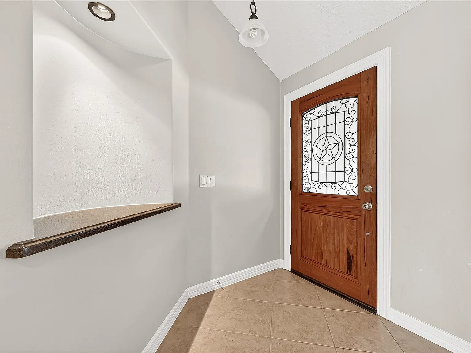 5 bed, 4.5 bath, 4001 sqft, $3,950 — Photo 4