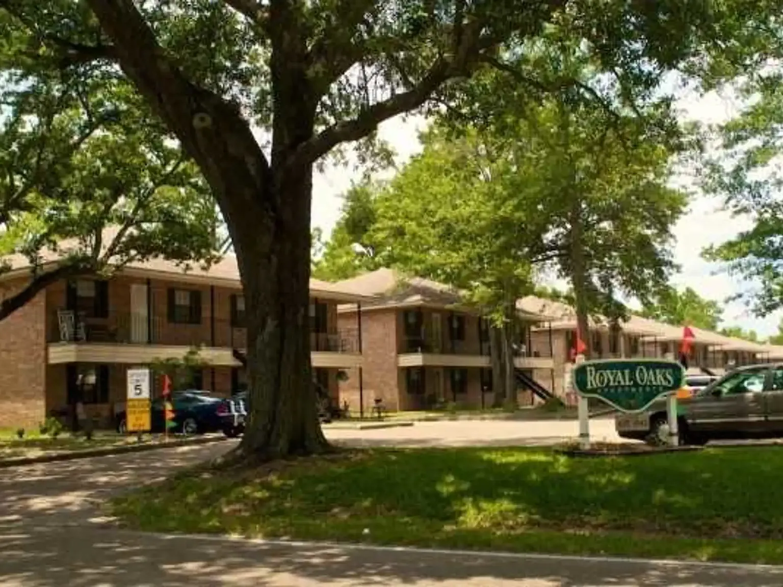 Royal Oaks Apts — Photo 2