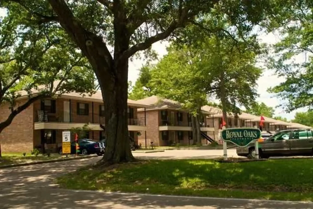 Building Photo - Royal Oaks Apts