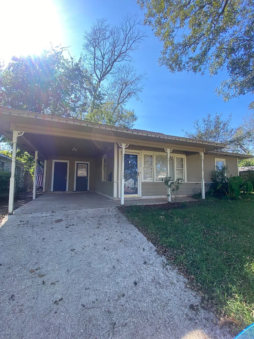 4208 Parkway Drive — Photo 1