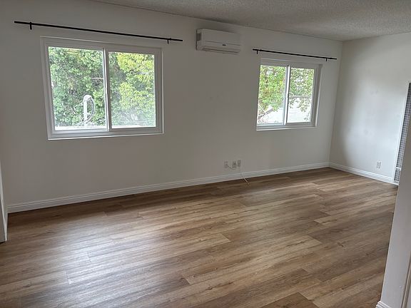 Living Room Unfurnished. Lots of space and sunglight, Split unit AC