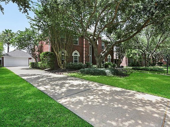 3rd image of 1434 Crescent Green Dr