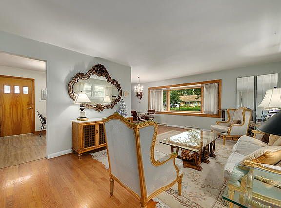 3rd image of 1026 Robinhood Ln