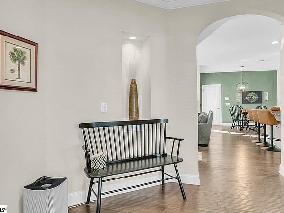 4th image of 404 Algonquin Trl