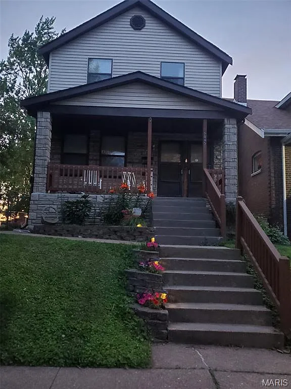 4 bed, 2.0 bath, 2384 sqft, $2,000 — Photo 1