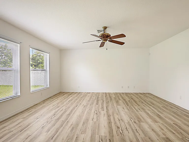 617 SE Karrigan Ter — Photo 16