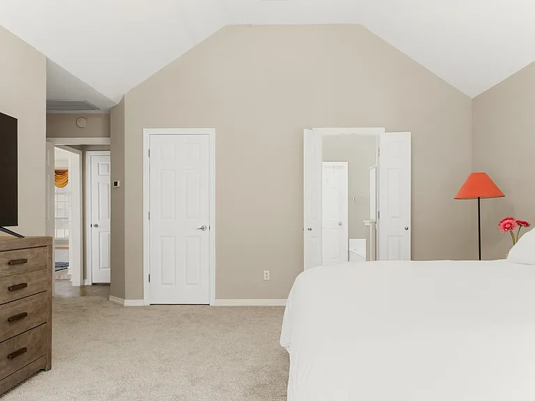 118 W Greenbriar Ln — Photo 33