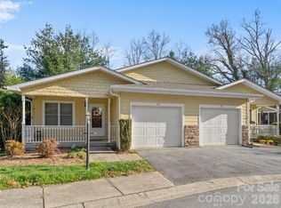 40 Spring Village Ln, Hendersonville, NC 28739