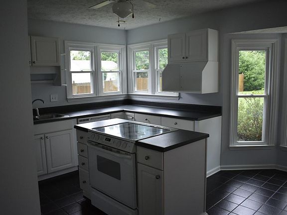 2nd image of 123 Plainview Dr SE