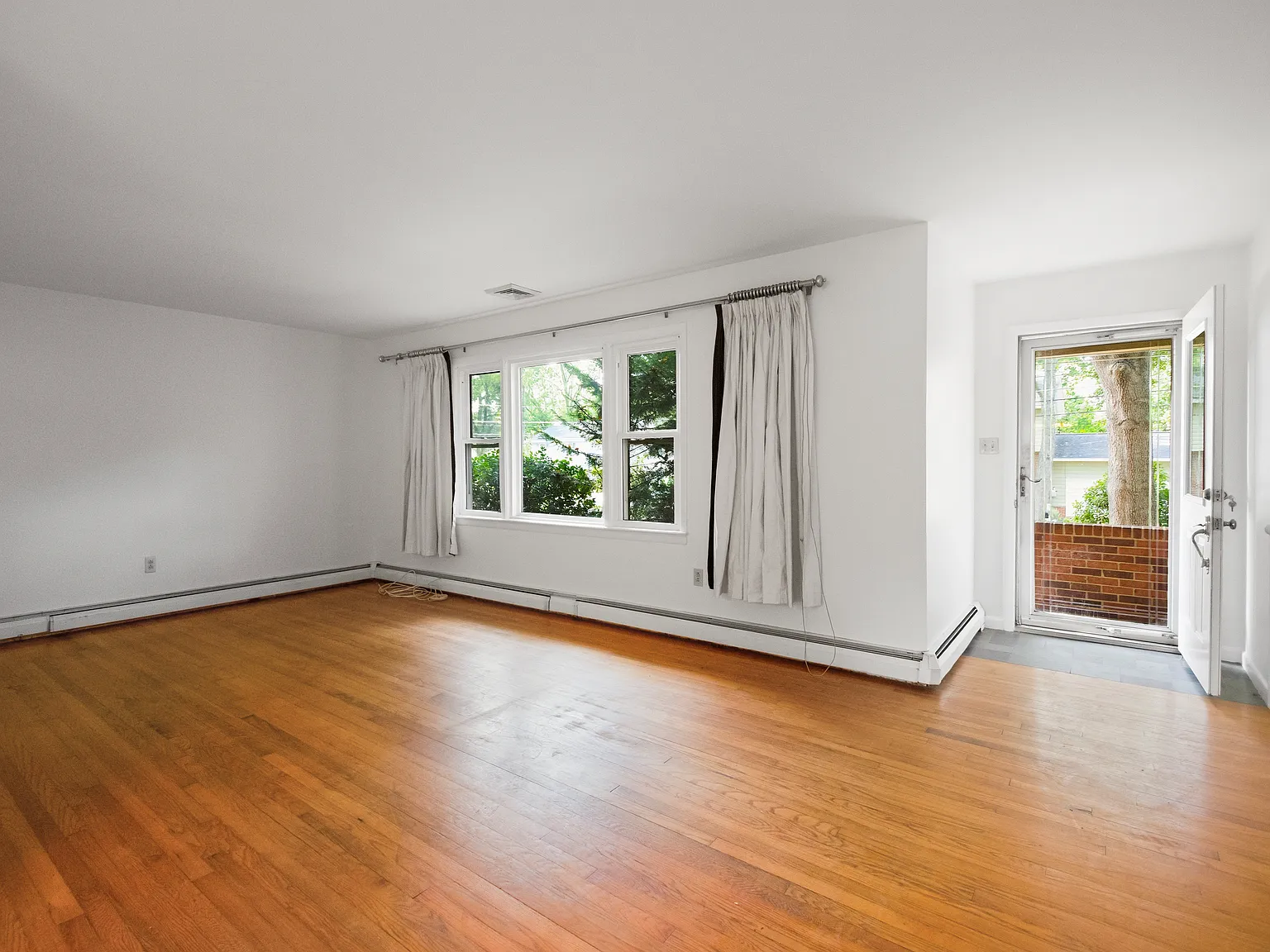2 bed, 1385 sqft, $2,400 — Photo 2