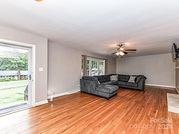 5th image of 627 Downey Pl