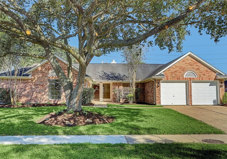 This lovely 1-story home on a quiet cul-de-sac street offers hardwood & tile floors throughout, formal dining, formal living/study, a large family room with a wood burning fireplace, an updated kitchen, and spacious bedrooms with large closets.
