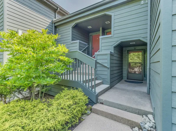 331 Oak Hill Rd APT B, Lake Barrington, IL 60010