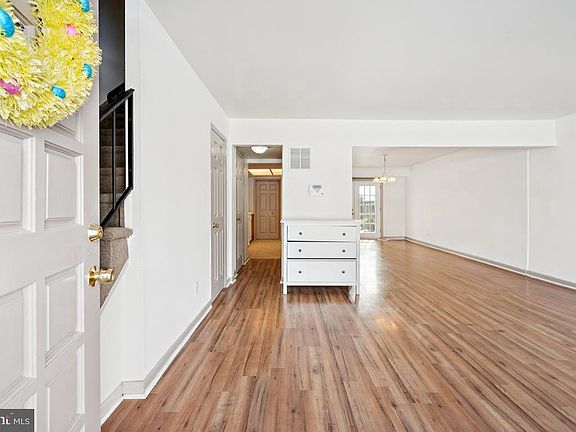 3rd image of 184 Rockland Dr