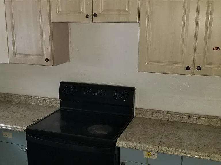 1607 Avenue — Photo 16