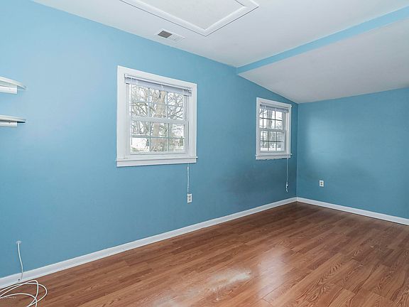 4th image of 10 S Holly Ave