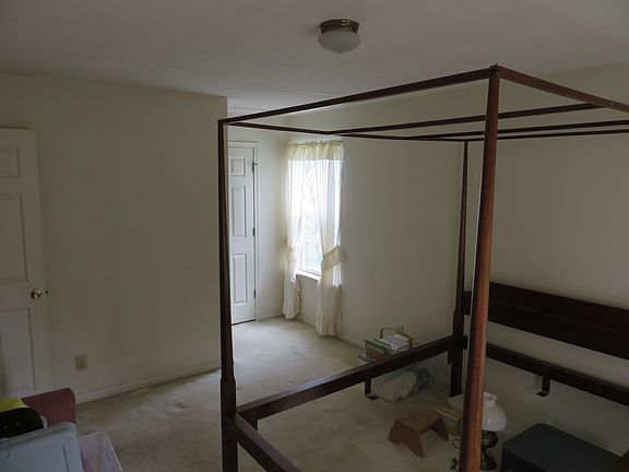 3rd image of 10 N Longwood Ct