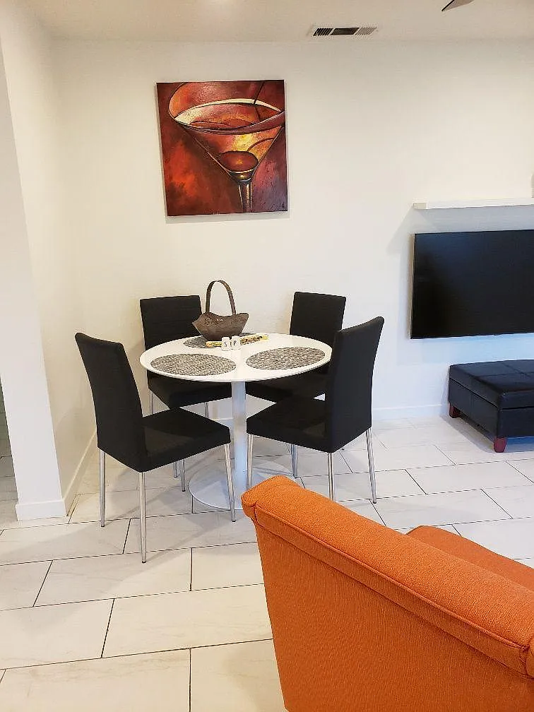 3 bed, 1300 sqft, $2,700 — Photo 3