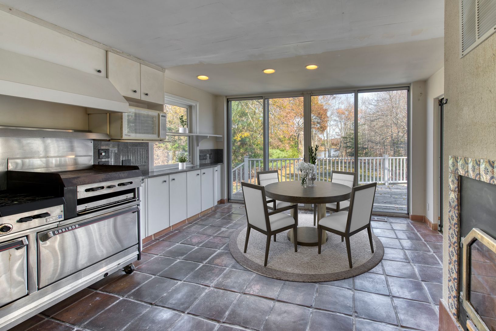  Spacious Eat in Kitchen 