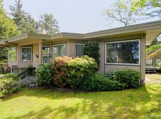1055 Thistlewood Dr, Saanich, BC