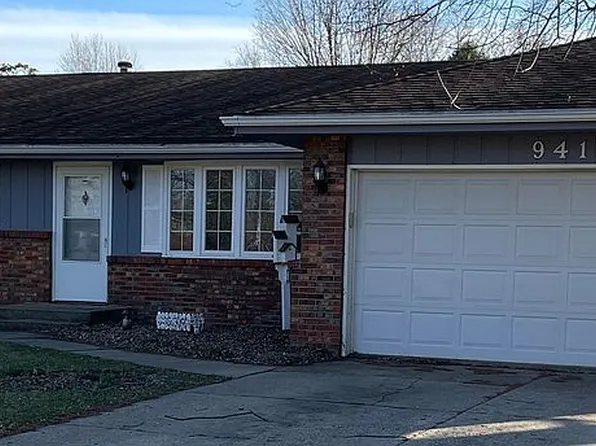 941 Candy Ln, Machesney Park, IL 61115