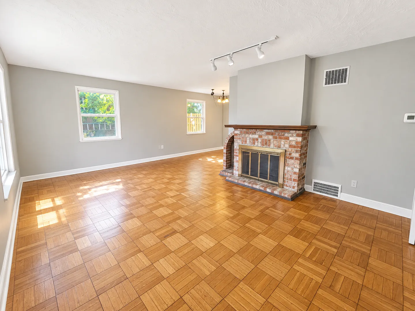 Great 3 Bed, 2 Bath Home in Mt. Lebanon - Available NOW — Photo 2
