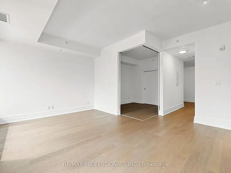 90 Niagara St #311 — Photo 6