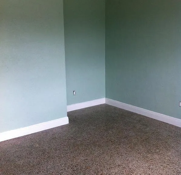 565 SW 6th St — Photo 3