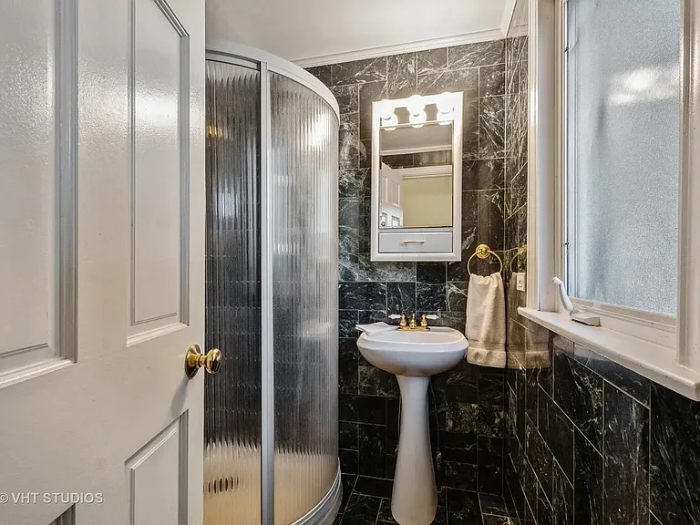 2338 Prairie Ave — Photo 9