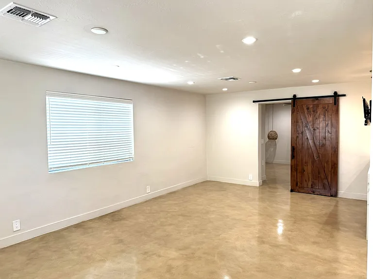 426 S Stratford Dr — Photo 4
