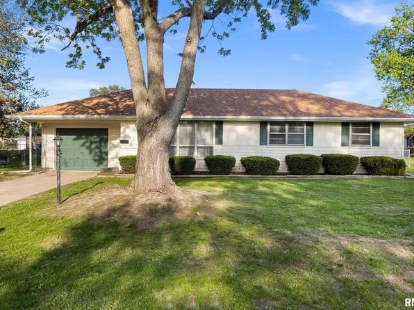 3510 N Elmcroft Ter, Peoria, IL 61604