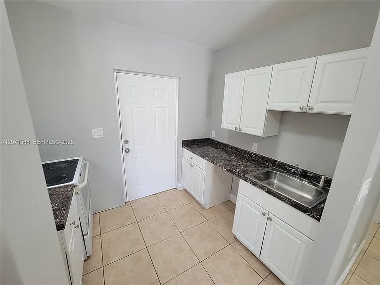 1740 NW 1st Pl #3 — Photo 1