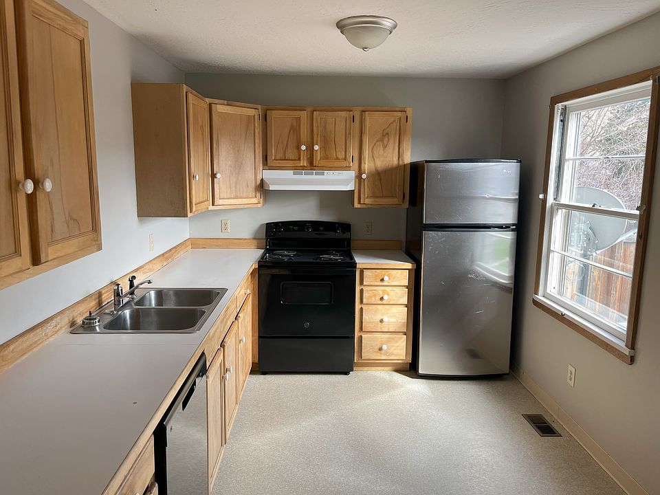 Kitchen, with room for a little cafe table as well.