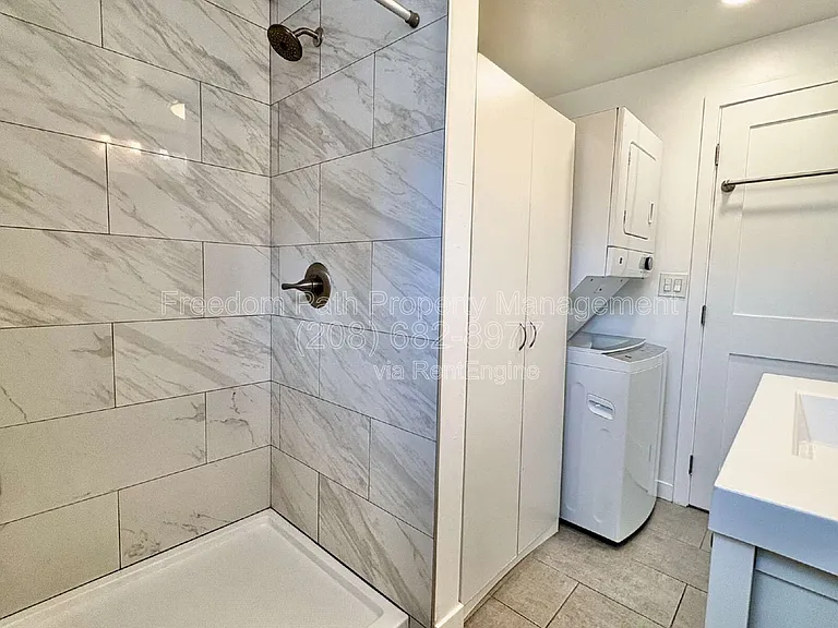 421 S 11th St — Photo 7