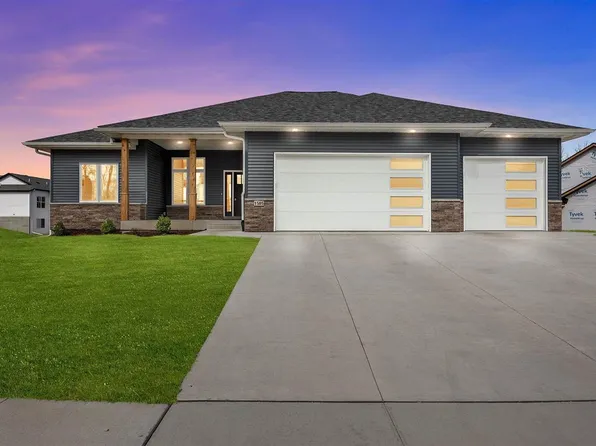 1505 Legend Dr, Tiffin, IA 52340