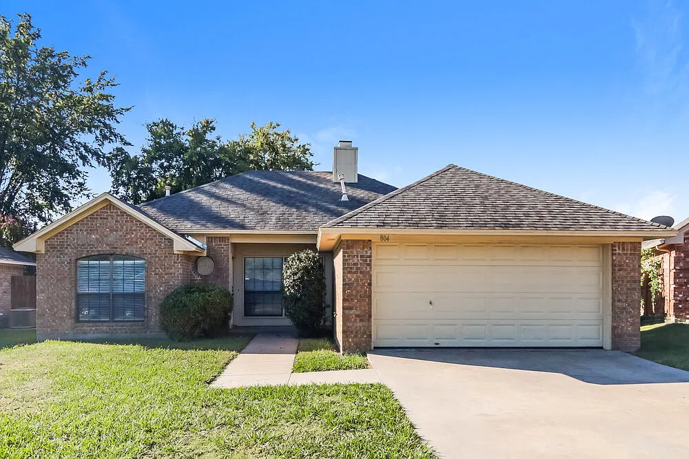 3 bed, 2.0 bath, 1195 sqft, $1,785 — Photo 1
