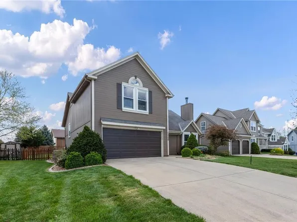 12398 S Parker Ter, Olathe, KS 66061
