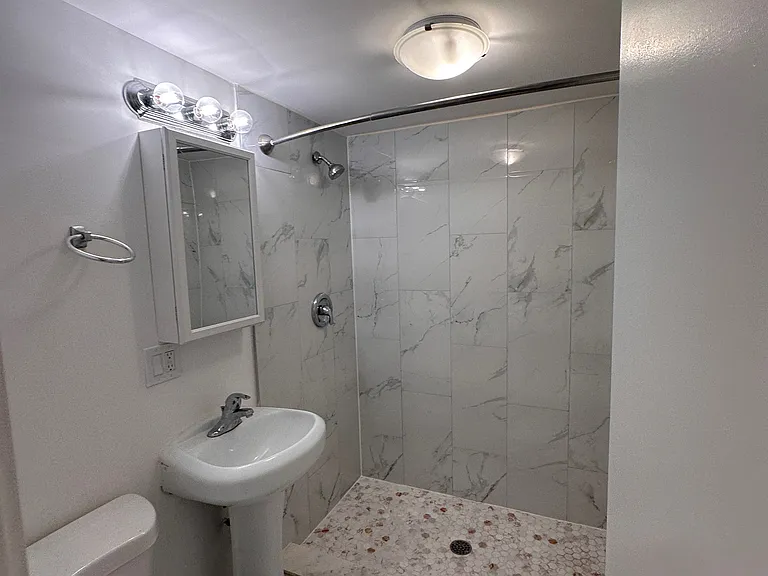 450 W Saint James Pl #G — Photo 9