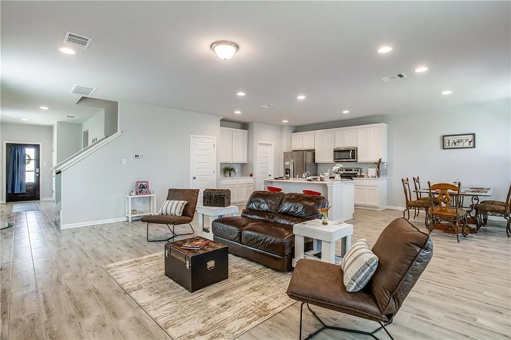 4 bed, 2468 sqft, $1,999 — Photo 4