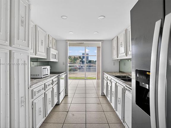3rd image of 2000 Atlantic Shores Blvd APT 120