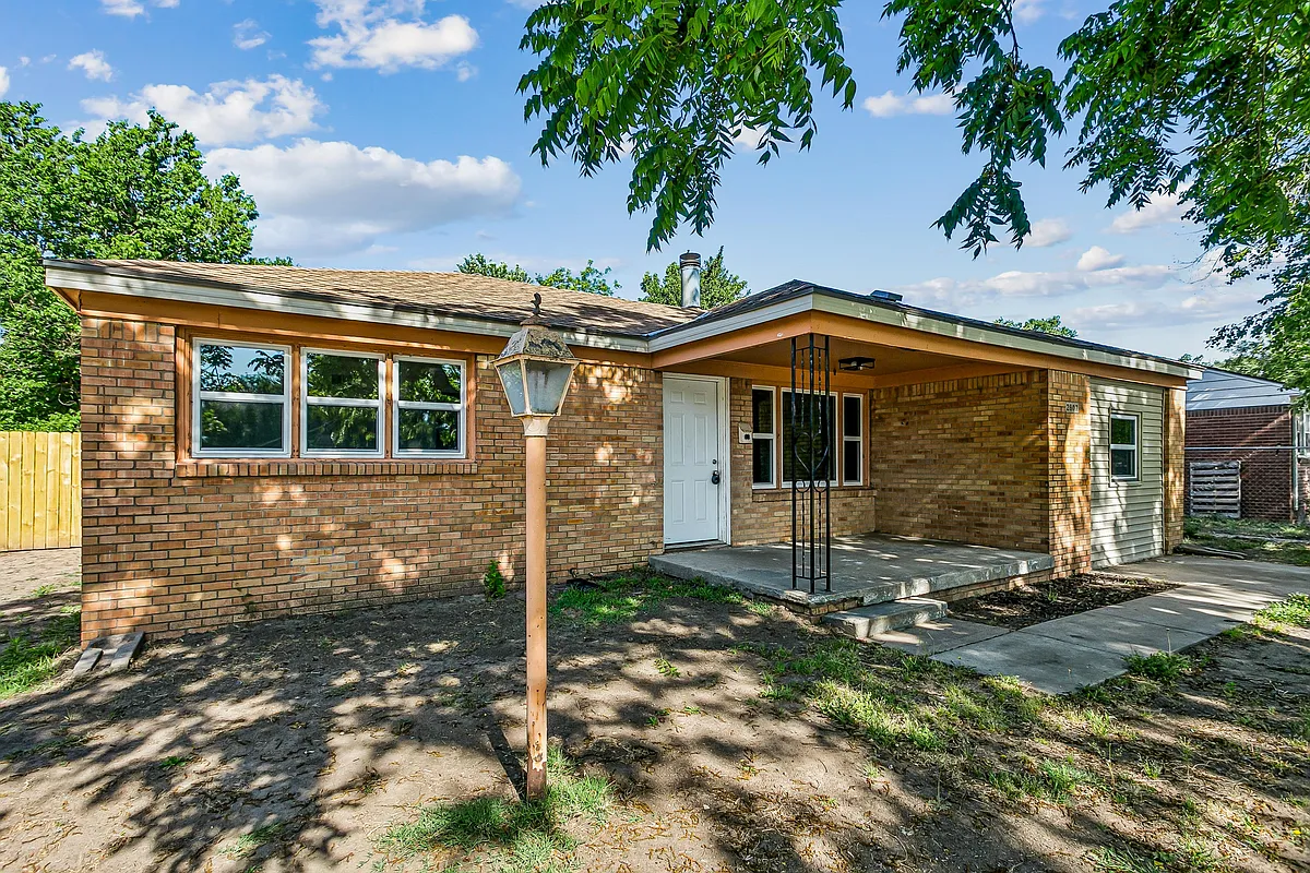 Building Photo - 2807 S Pattie Ave